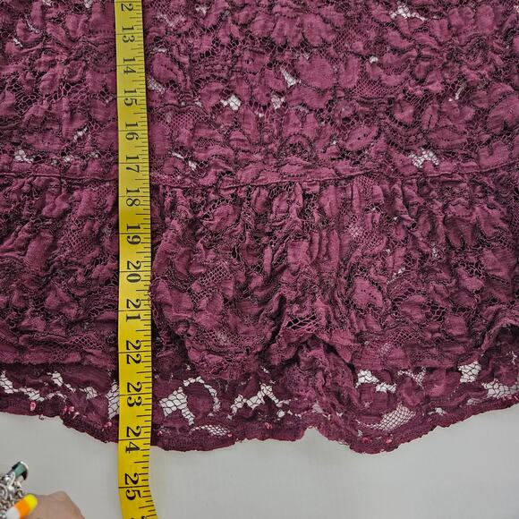 LOFT Women's Plum Floral Lace V-Neck Sz Medium Ruffle Hem Lace Top Romantic - Picture 6 of 6